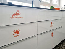 Charger l'image dans la galerie, Photo de mise en situation des repères pictome dans une cuisine pour aider les personnes vivant avec des troubles de la mémoire