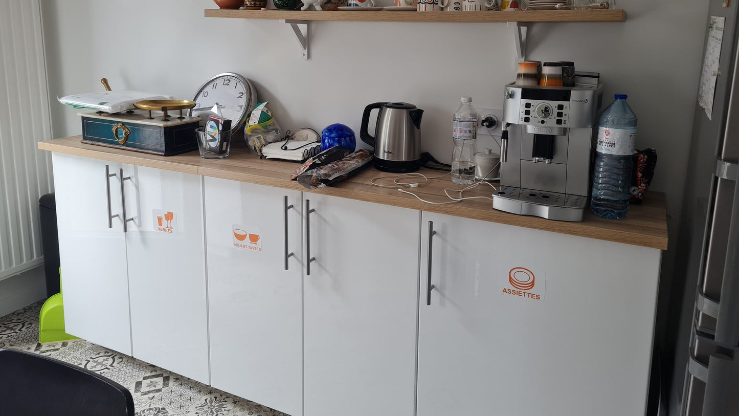 Stickers assiettes, verres et bols tasses sur buffet 