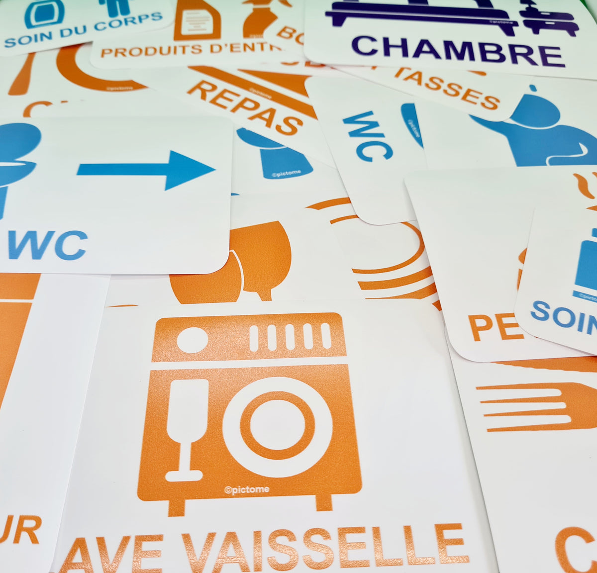 plusieurs stickers pictome sont visibles comme les WC chambre 