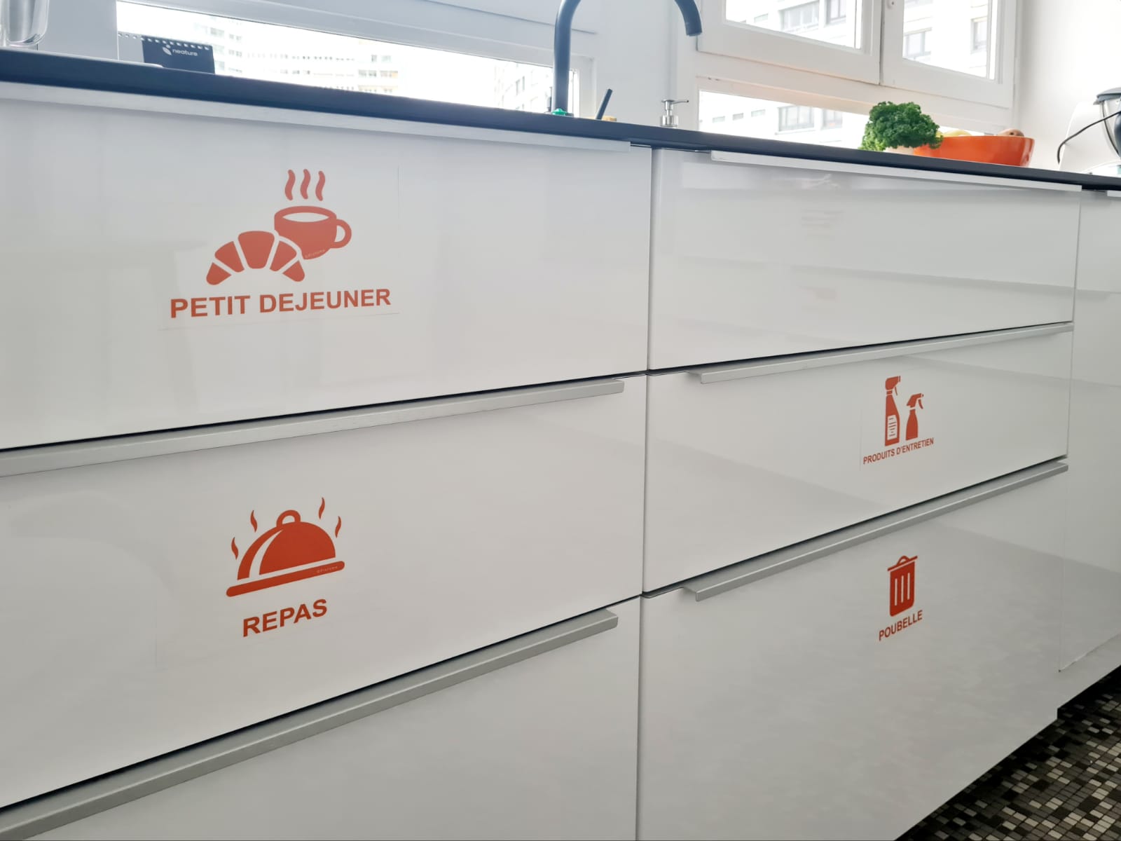 Photo de mise en situation des repères pictome dans une cuisine pour aider les personnes vivant avec des troubles de la mémoire 