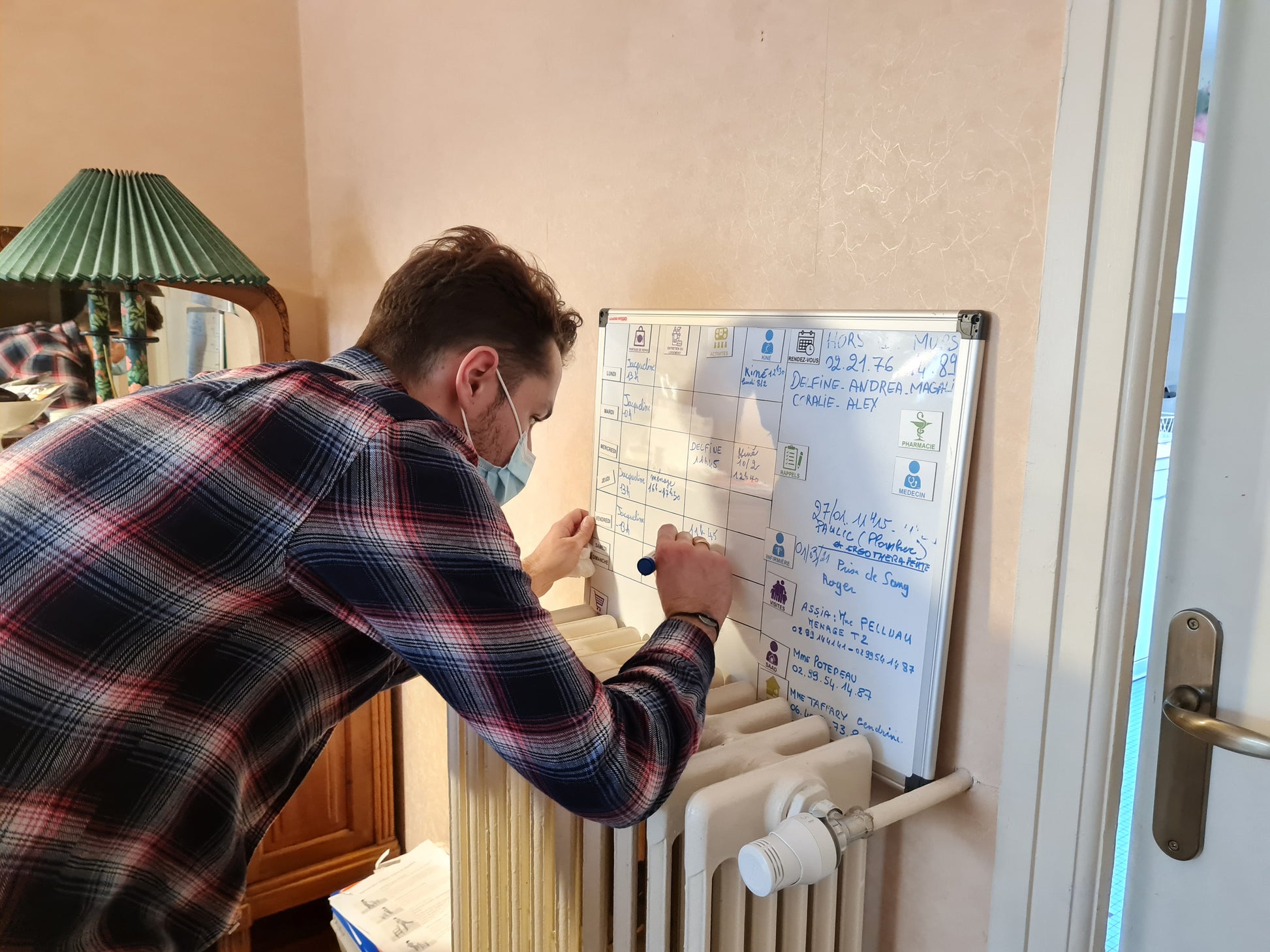 Mise en situation du pack mémo au domicile d'une personne âgée- mise à jour du tableau par un intervenant du domicile